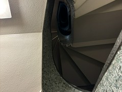 お店の入るビルの素敵な階段