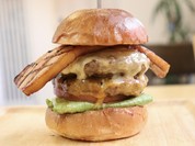 もみじバーガーベーコンチーズ(パティ増し)ここのベーコン最高です