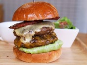 サラミバーガー(チーズとパティ追加)
