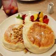 フレッシュフルーツ＆ベリーのふわふわパンケーキ