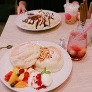 HOTチョコレートのふわふわパンケーキ、フレッシュフルーツ＆ベリーのふわふわパンケーキ