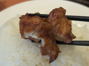 唐揚げもご飯にバウンドさせます！