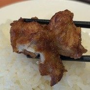 唐揚げもご飯にバウンドさせます！
