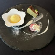 ドルチェ（ピスタチオのバスクチーズケーキ　パイナップルのシャーベット　パンナコッタ）