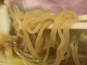 麺は中細の縮れ麺！