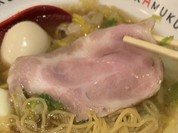 薄切りで大ぶりの柔らかチャーシュー！