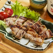 ブランド豚つまりポークの熟成バラ塩麴焼き