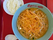 足立区発祥くるまやのピリ辛のネギ味噌ラーメンと半ライス。