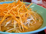 しゃきしゃき食感のピリ辛ネギ味噌ラーメン