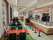 カウンターにテーブル席、そして画面右側には大きなテーブルの座敷席が三つあります。お一人からファミリー