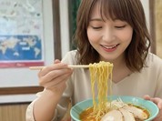 足立区発祥、くるまやラーメンの味噌チャーシュー麺。麺の箸上げでーす。