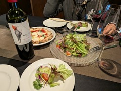 グリーンサラダ＆ピッツァ🍕ワイン🍷赤