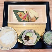 焼物（だし巻き玉子 丸茄子の田楽　万願寺とうがらし　肉詰め　みじんこ揚げ）　食事（上根のこしひかり　羽釜炊きご飯）　留椀（冷やし味噌汁）