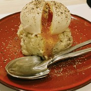 味玉と牛そぼろのポテトサラダ