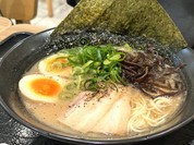 煮玉子、キクラゲ、青ネギの白とんこつラーメン。