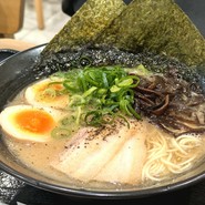 煮玉子、キクラゲ、青ネギの白とんこつラーメン。