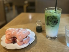 リボンパンと抹茶ラテです