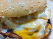チーズとソースがドロドロ溢れて大変だー！マクドナルドのチーズてりたまバーガー。