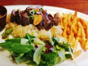 ハワイアンなレストランのビーフステーキ&ガーリックピラフ。