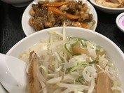 鶏肉とカシューナッツ炒め（ミニ豚骨ラーメン、揚げ餃子）