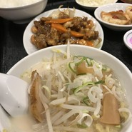 鶏肉とカシューナッツ炒め（ミニ豚骨ラーメン、揚げ餃子）