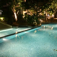 ホテル受付がある1階から外プールに出た奥