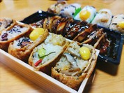 色んなモチモチおこわの弁当が揃っています。ドライブの車中で駅弁みたいに食べるのも楽しいかも。サービス