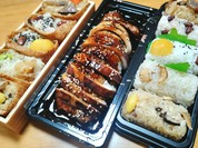 色んなモチモチおこわの弁当が揃っています。ドライブの車中で駅弁みたいに食べるのも楽しいかも。サービス