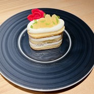 河内晩柑のケーキ　ラム　ミント　お誕生日サービスの食用バラの花
