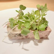 若鶏の内臓を使ったパテ ベビーリーフと生姜