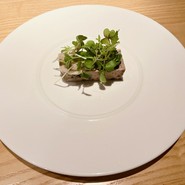 若鶏の内臓を使ったパテ 生姜とベビーリーフ