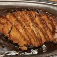 ロースカツにはソースがかかってます！