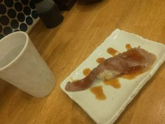 限定品だと思われる肉寿司と焼酎水割り