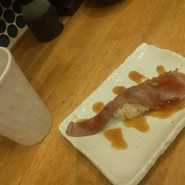 限定品だと思われる肉寿司と焼酎水割り