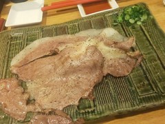 目の前で炙られる肉寿司真ん中の凸がシャリという脂が凄い！