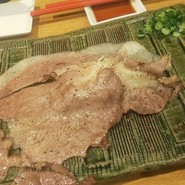 目の前で炙られる肉寿司真ん中の凸がシャリという脂が凄い！