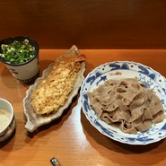 全粒粉うどんブルーチーズ出汁 ¥1,000、カスタム商品：海老天ぷら ¥450