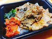 みんな大好き牛カルビの焼肉弁当。白飯がススムパワーランチ。