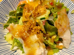 サラダにはお刺身も入っていて