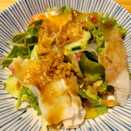 サラダにはお刺身も入っていて