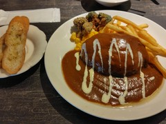 クローバーキッチン　石焼オムライスと肉バルのお店