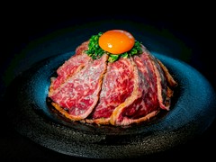 “ドレッド山田”の1億総再生 和牛刺し丼