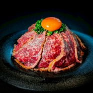 “ドレッド山田”の1億総再生 和牛刺し丼