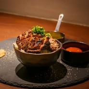 焼肉屋さんが作る『ガリバタ厚切り牛タン丼』