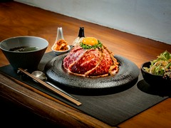 “ドレッド山田”の1億総再生 和牛刺し丼
