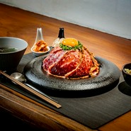 “ドレッド山田”の1億総再生 和牛刺し丼