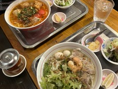 奥「ブンリウクワ」蟹ダシ団子汁ビーフン（激うま）、手前「フーティユ」メコンデルタの汁麺