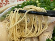 麺は細めのストレート麺！
