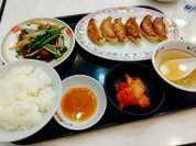 焼き餃子とニラレバ炒め、スープとライスが人気の中華セット