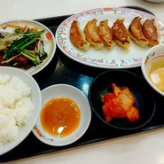 焼き餃子とニラレバ炒め、スープとライスが人気の中華セット
